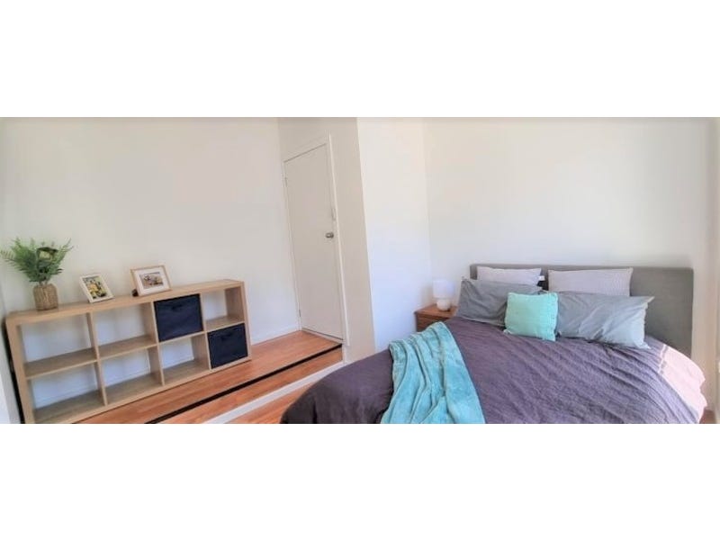 Enjoy a relaxed lakeside lifestyle 12