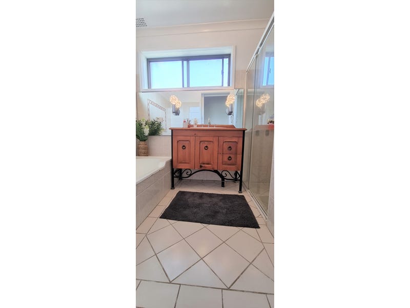 Enjoy a relaxed lakeside lifestyle 15