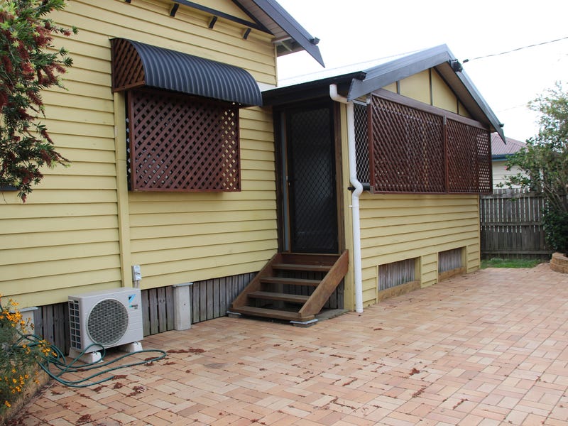 Split-level renovated Queenslander with office 3