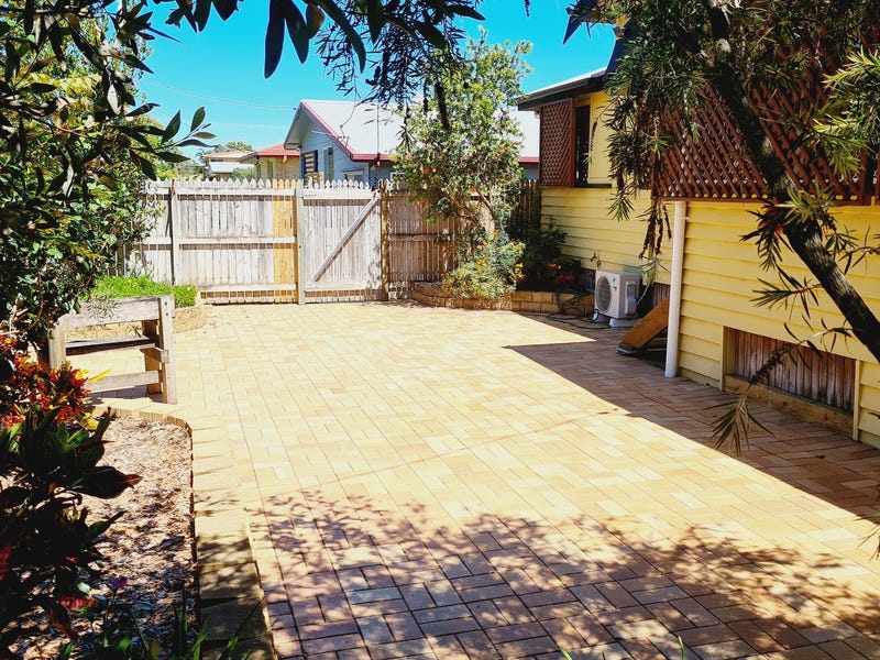 Split-level renovated Queenslander with office 4