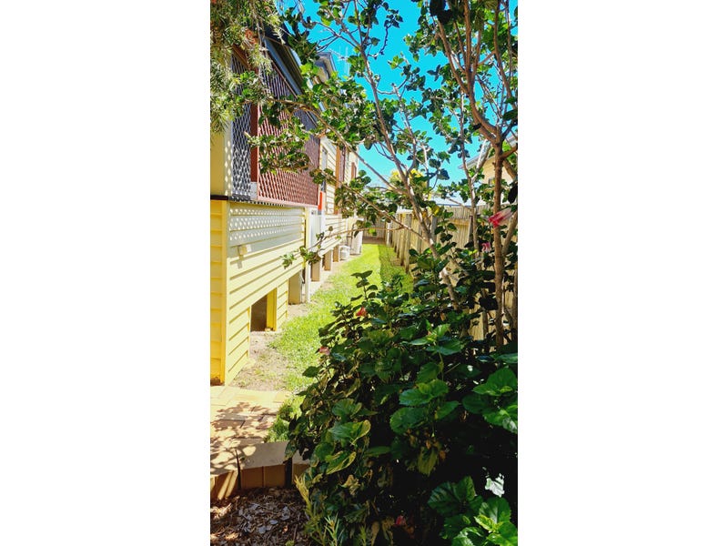 Split-level renovated Queenslander with office 5