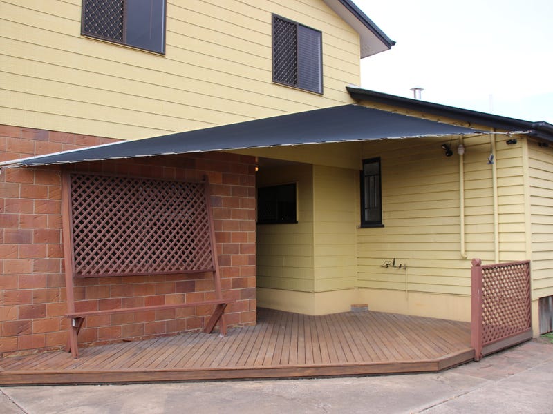Split-level renovated Queenslander with office 6