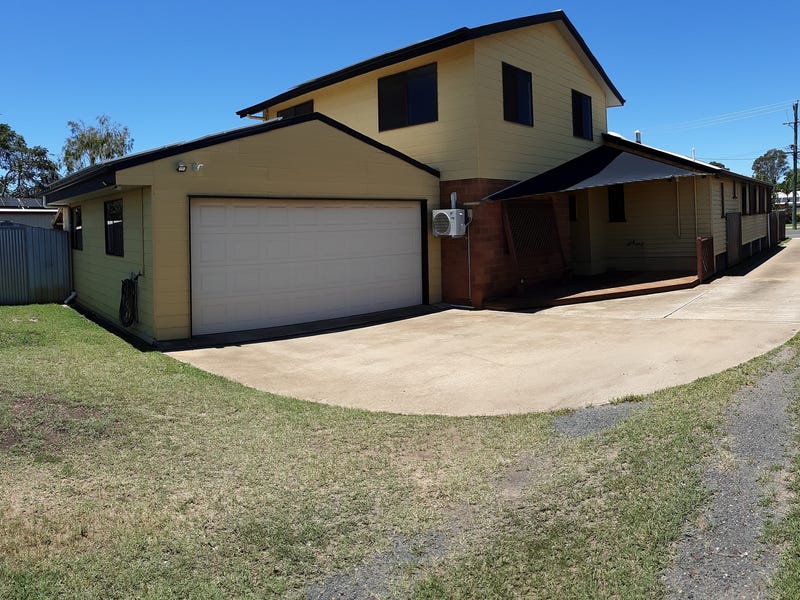 Split-level renovated Queenslander with office 7