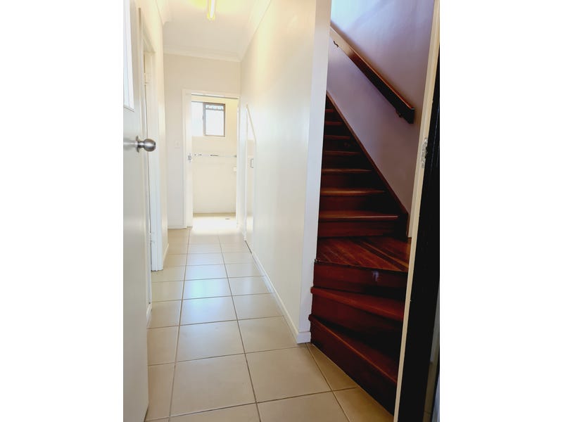 Split-level renovated Queenslander with office 8
