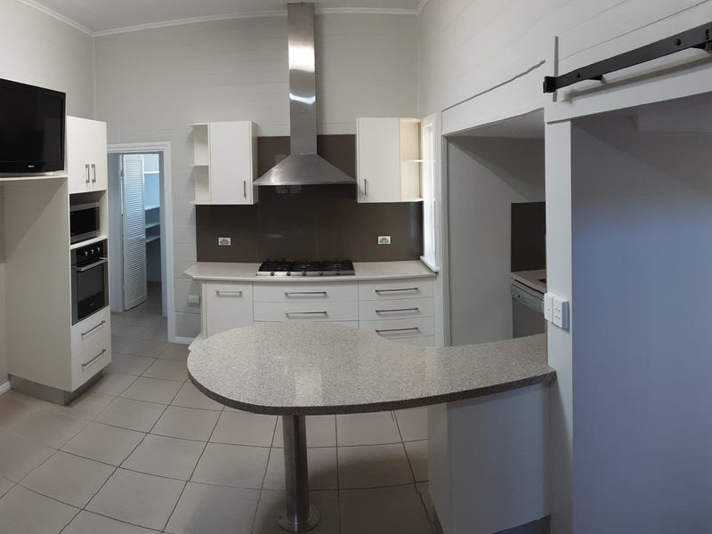 Split-level renovated Queenslander with office 9