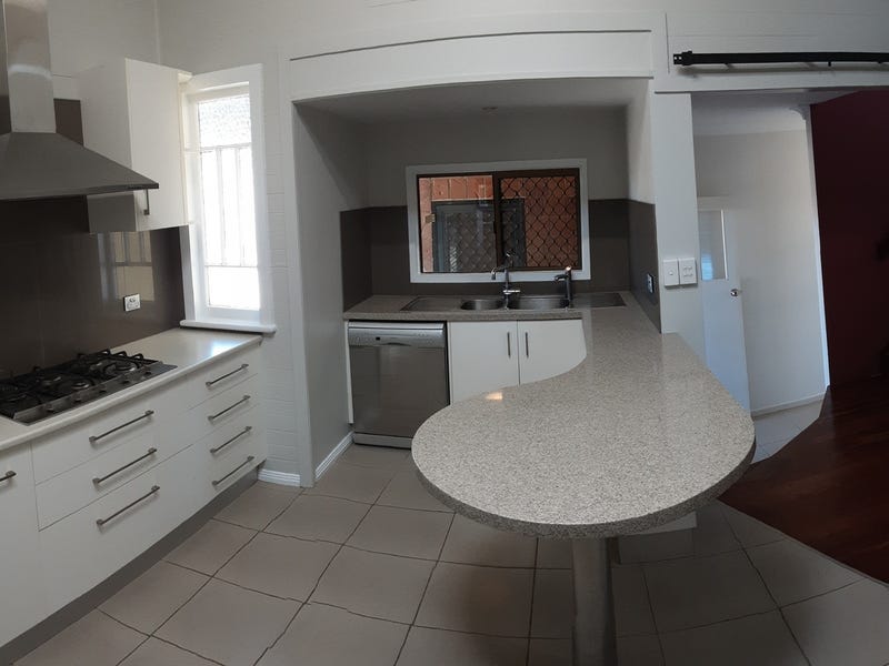 Split-level renovated Queenslander with office 10