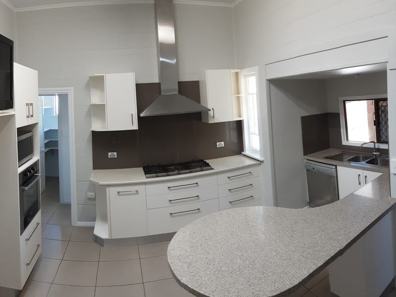 Split-level renovated Queenslander with office 12