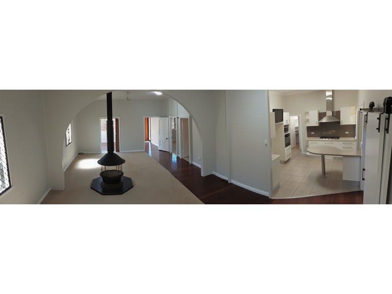 Split-level renovated Queenslander with office 13