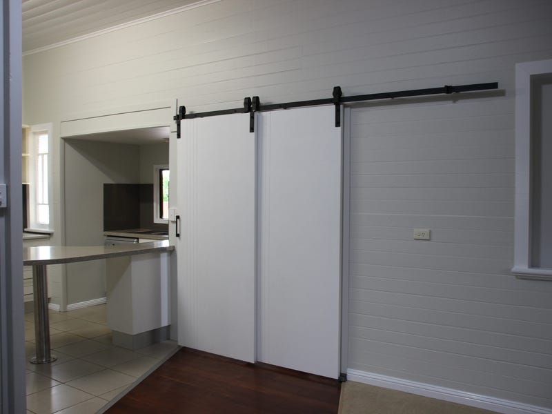 Split-level renovated Queenslander with office 14