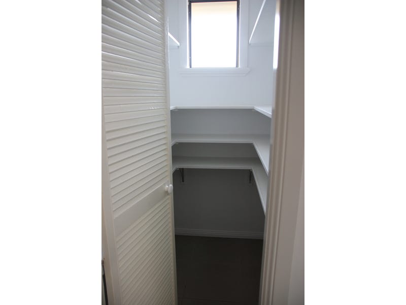 Split-level renovated Queenslander with office 15