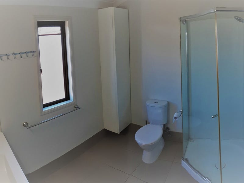 Split-level renovated Queenslander with office 16