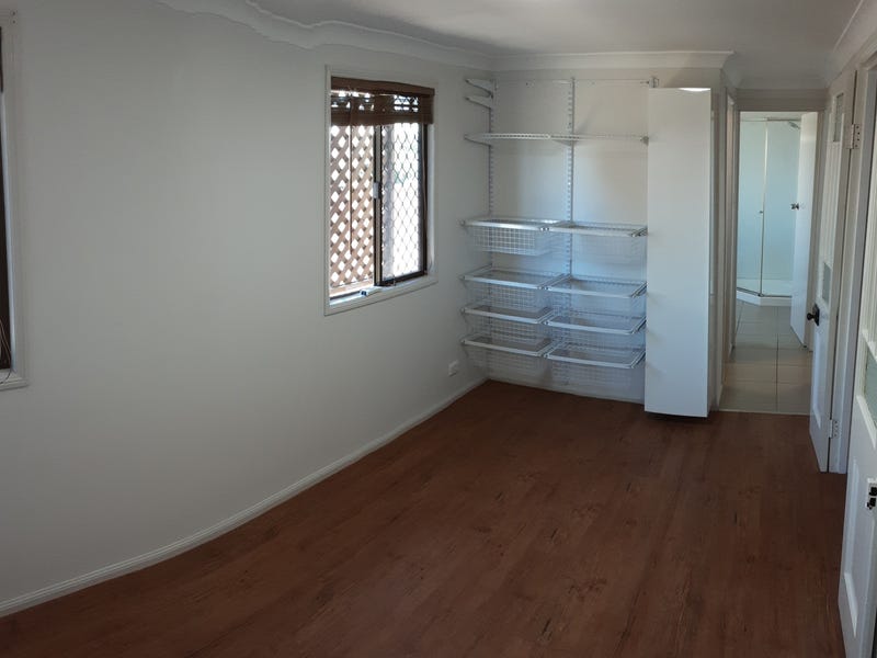 Split-level renovated Queenslander with office 17