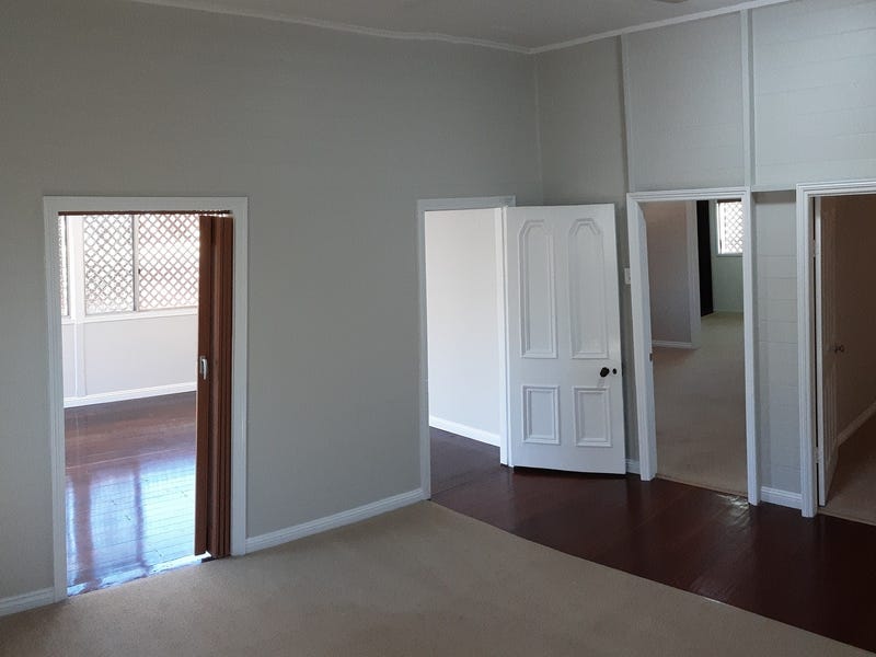 Split-level renovated Queenslander with office 18