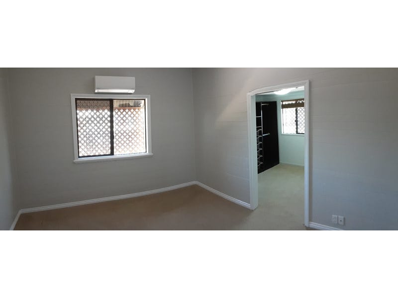 Split-level renovated Queenslander with office 19