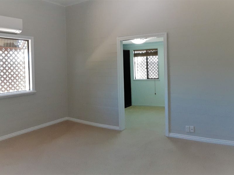 Split-level renovated Queenslander with office 20