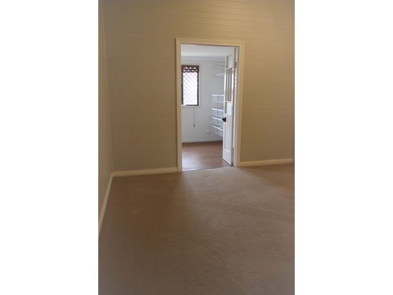 Split-level renovated Queenslander with office 21