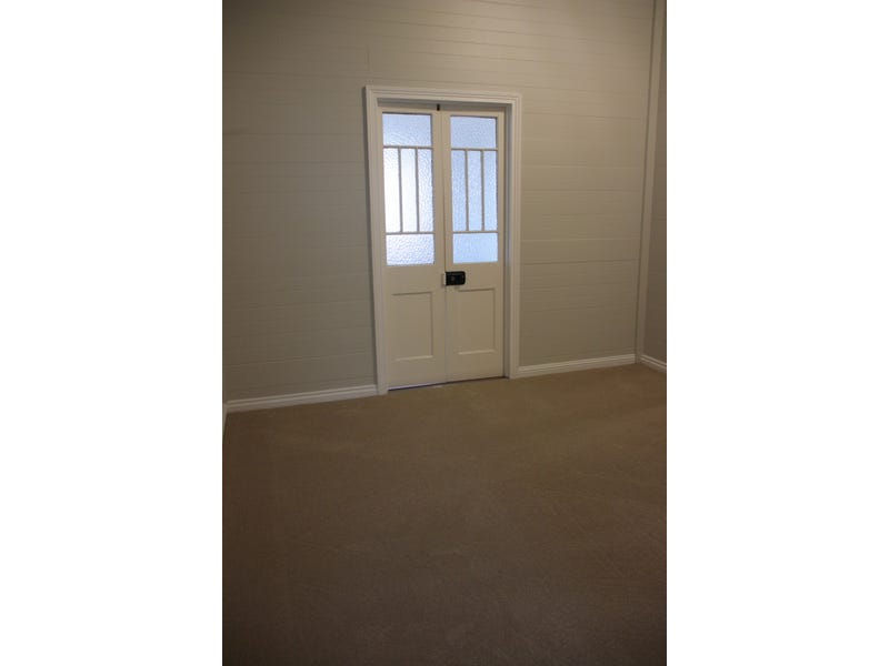 Split-level renovated Queenslander with office 22