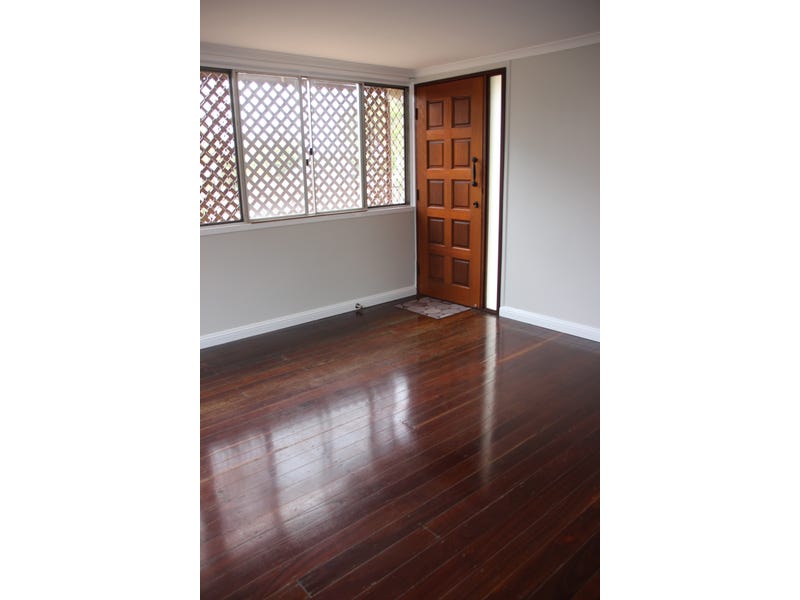 Split-level renovated Queenslander with office 23