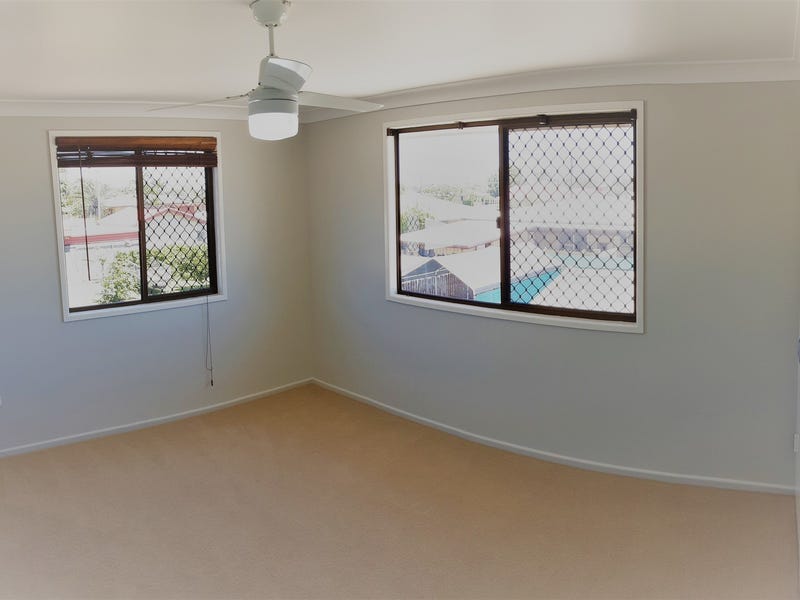 Split-level renovated Queenslander with office 29