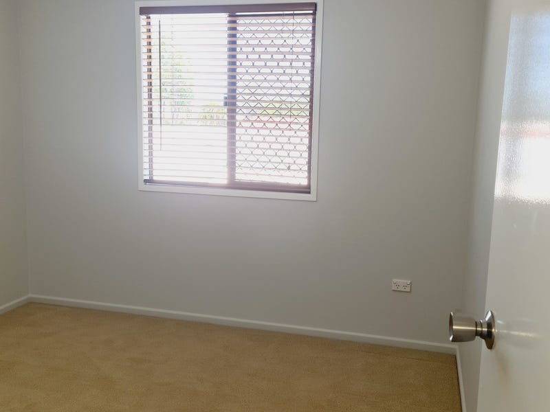 Split-level renovated Queenslander with office 30