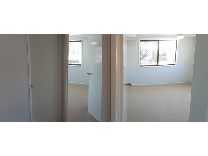 Split-level renovated Queenslander with office 32