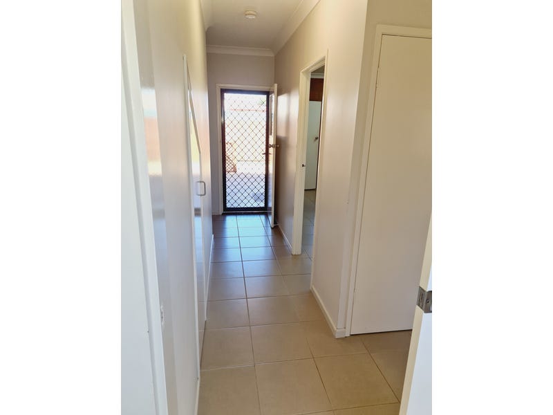Split-level renovated Queenslander with office 33