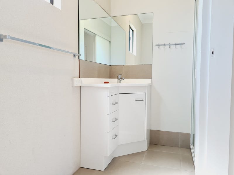 Split-level renovated Queenslander with office 35