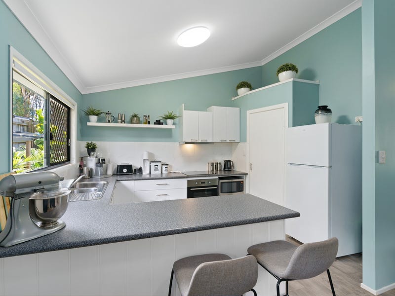 MANICURED GARDENS…. Immaculate Modern Home, 6