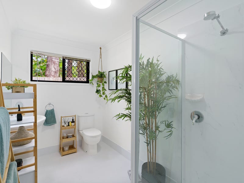 MANICURED GARDENS…. Immaculate Modern Home, 14