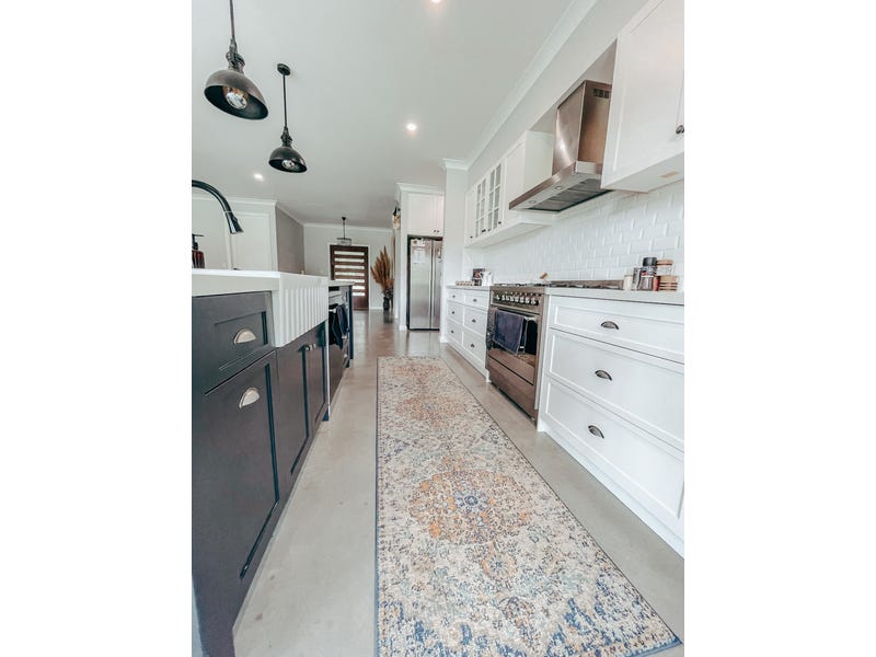 PRICE GUIDE: $1.8 – $2.2M 10