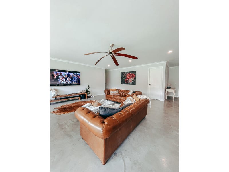 PRICE GUIDE: $1.8 – $2.2M 11