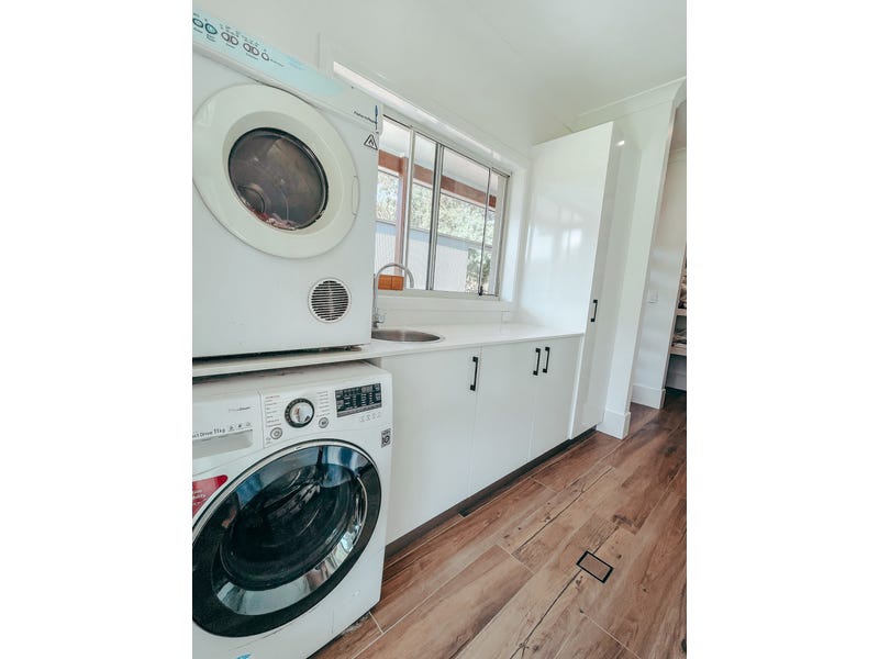 PRICE GUIDE: $1.8 – $2.2M 17