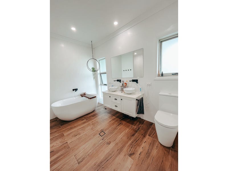 PRICE GUIDE: $1.8 – $2.2M 22