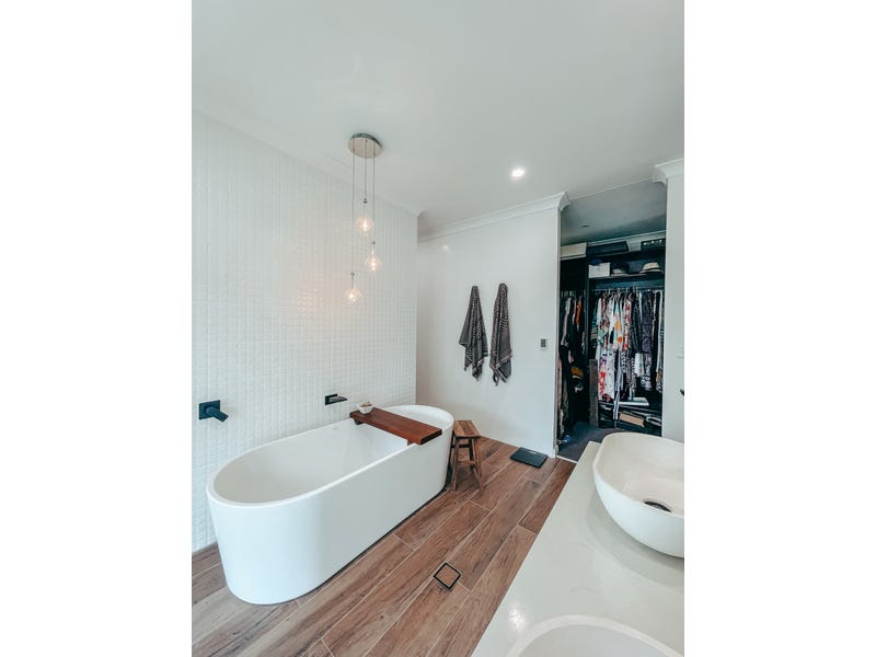 PRICE GUIDE: $1.8 – $2.2M 25