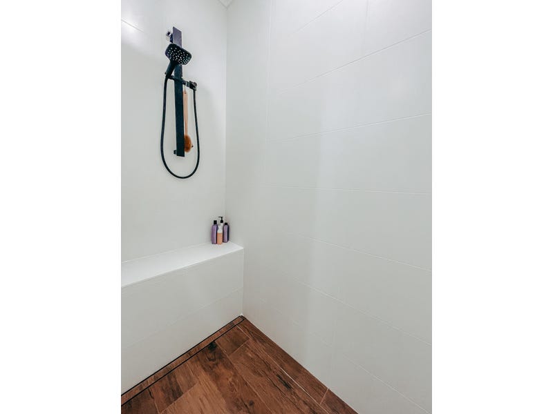 PRICE GUIDE: $1.8 – $2.2M 26