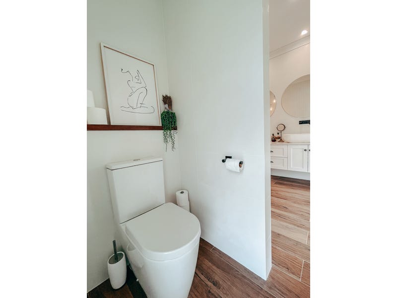 PRICE GUIDE: $1.8 – $2.2M 27