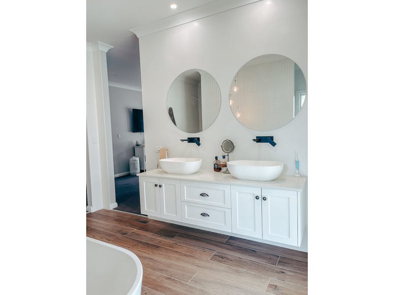 PRICE GUIDE: $1.8 – $2.2M 28