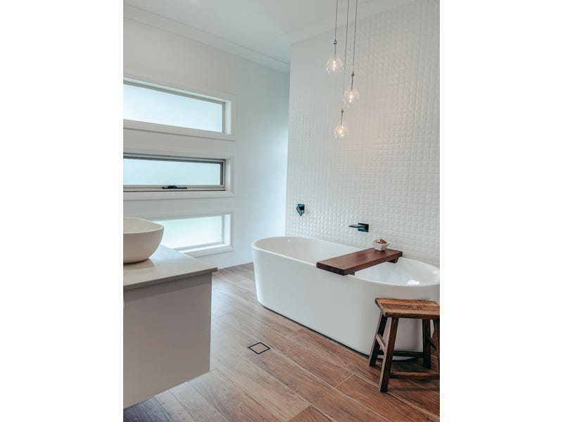 PRICE GUIDE: $1.8 – $2.2M 29