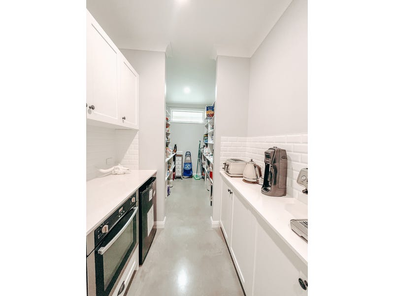 PRICE GUIDE: $1.8 – $2.2M 34
