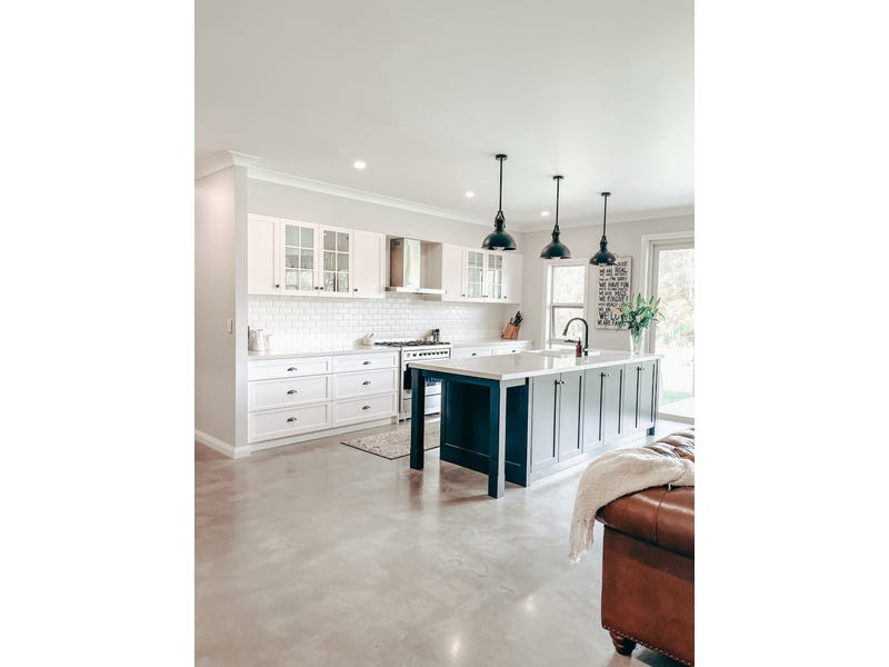 PRICE GUIDE: $1.8 – $2.2M 35