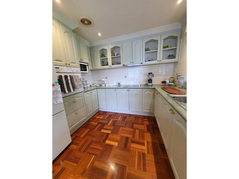 UNDER OFFER    8