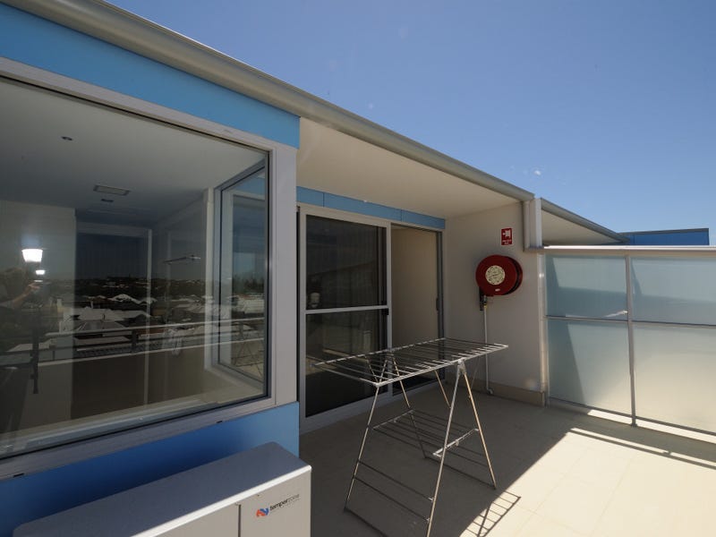 Uninterrupted views of the harbour 24