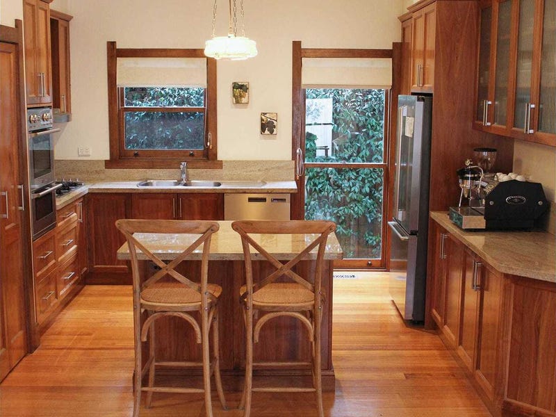 BEAUTIFUL FAMILY HOME IN THE 8