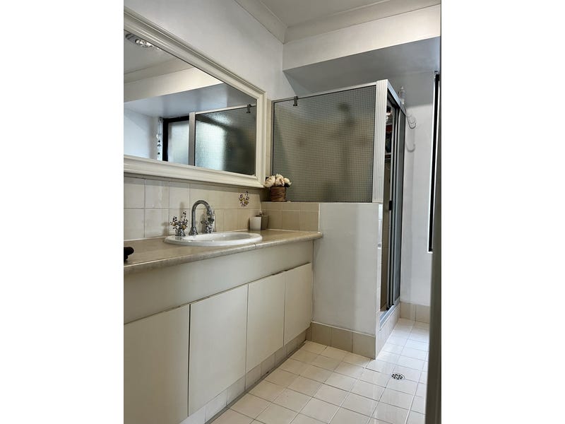 Modernised 3×1 situated on large 18