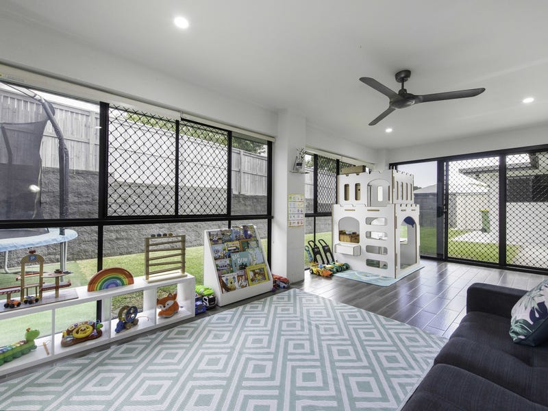 MODERN FAMILY HOME 18