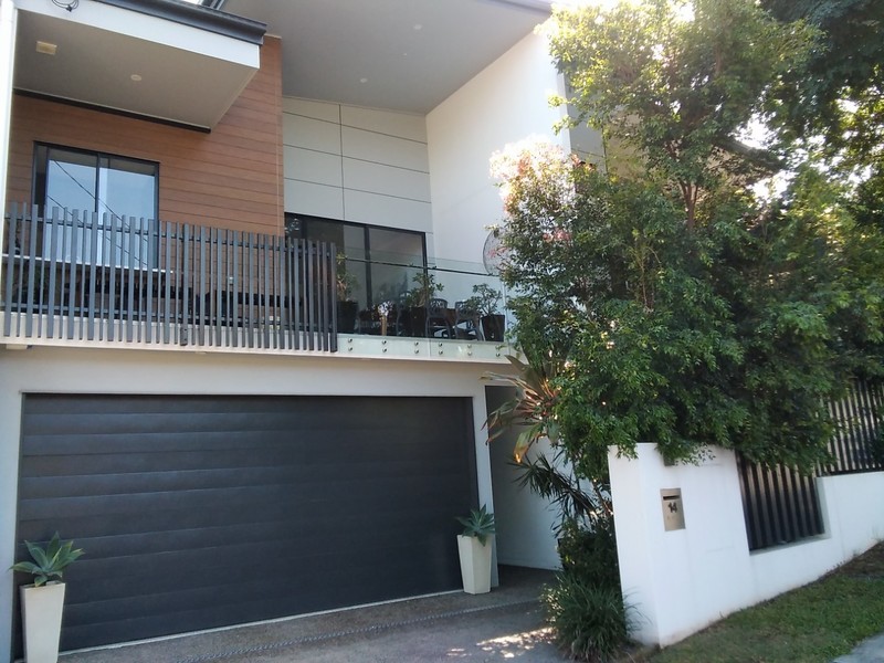 EXECUTIVE *FREEHOLD RESIDENCE