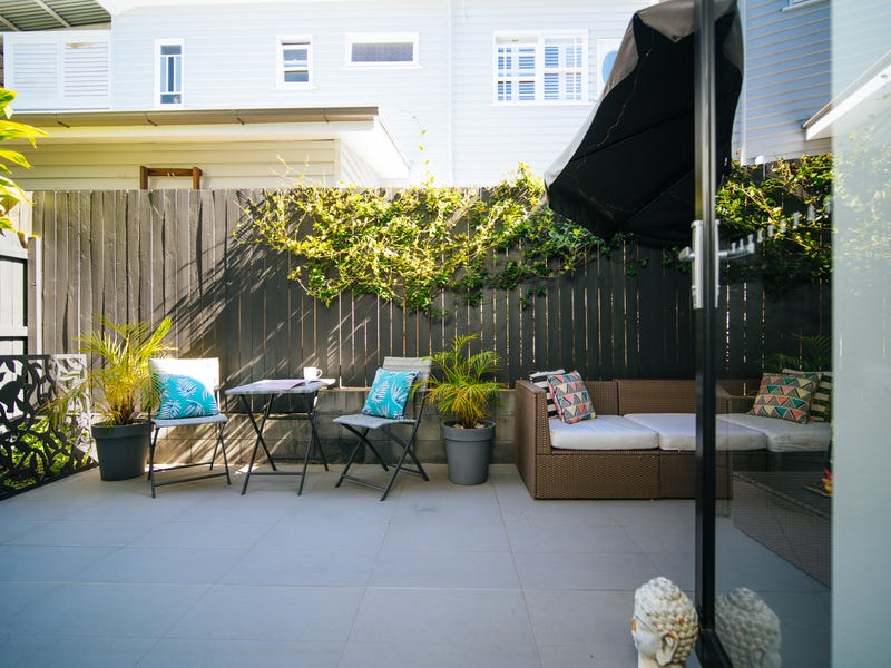 EXECUTIVE *FREEHOLD RESIDENCE 7