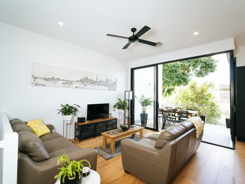 EXECUTIVE *FREEHOLD RESIDENCE 11