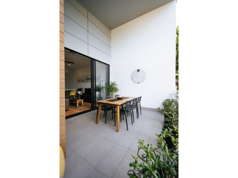 EXECUTIVE *FREEHOLD RESIDENCE 13