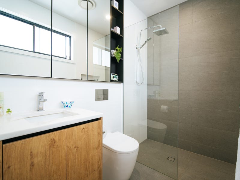 EXECUTIVE *FREEHOLD RESIDENCE 18